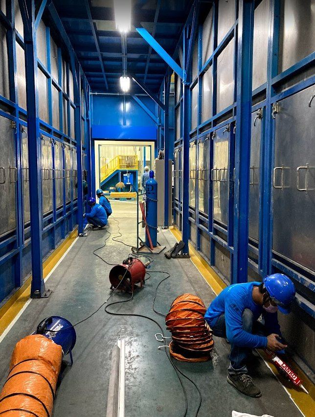 ทีมช่าง ST Autowork ลงหน้างานจริง — งานซีล Silicone ภายใน Spray Booth