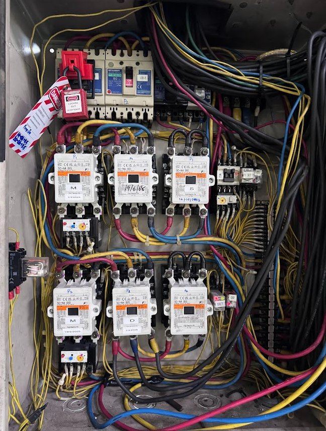 ตู้ไฟฟ้าก่อนซ่อม - มี Lockout Tag